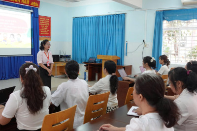 Trường Mầm non Sao Mai, triển khai chương trình Giáo dục giới tính ERA – Kỹ năng phòng tránh xâm hại cho trẻ 3–5 tuổi đến toàn thể cán bộ, giáo viên.